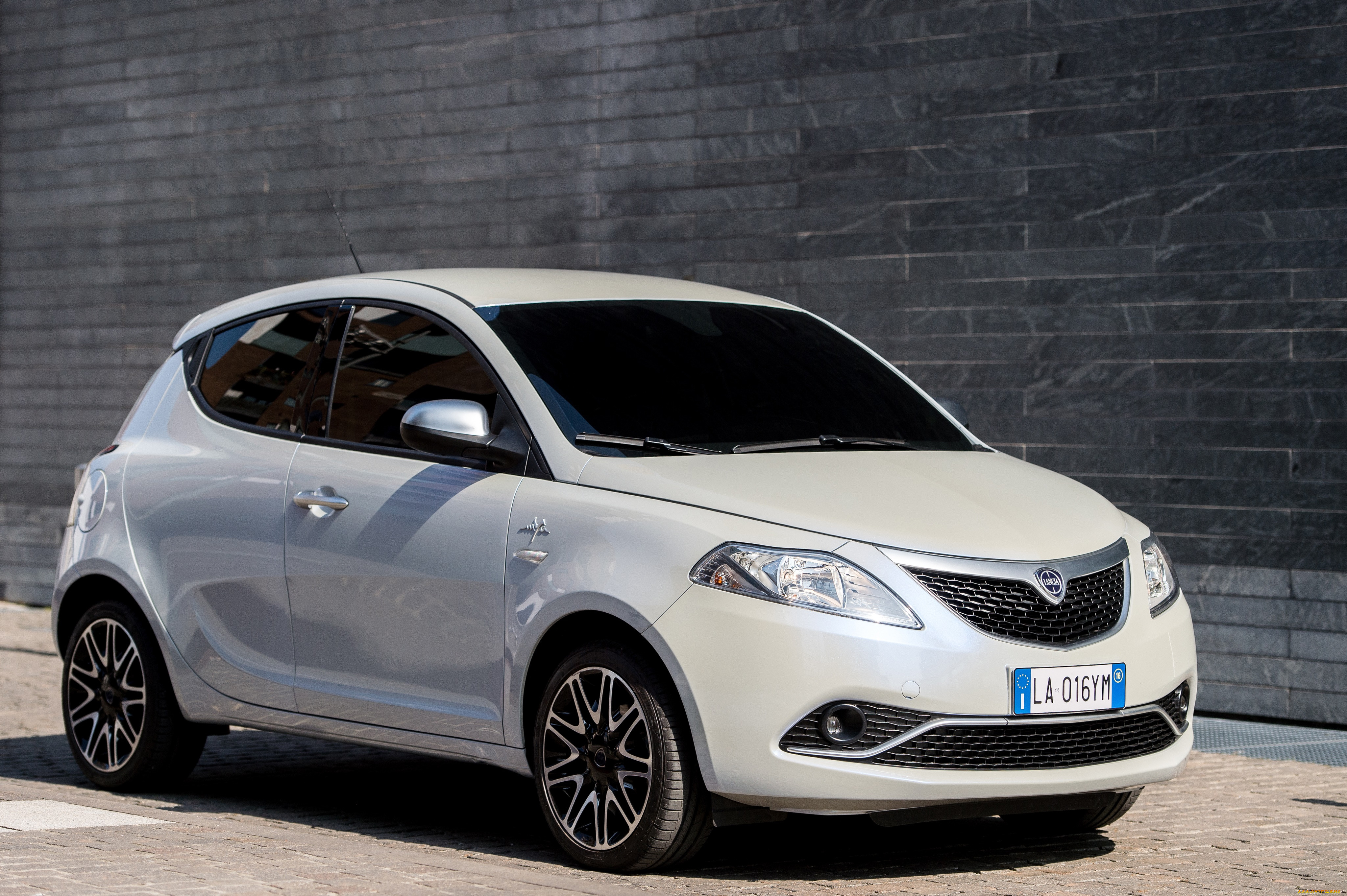 Машина Lancia Ypsilon 2014